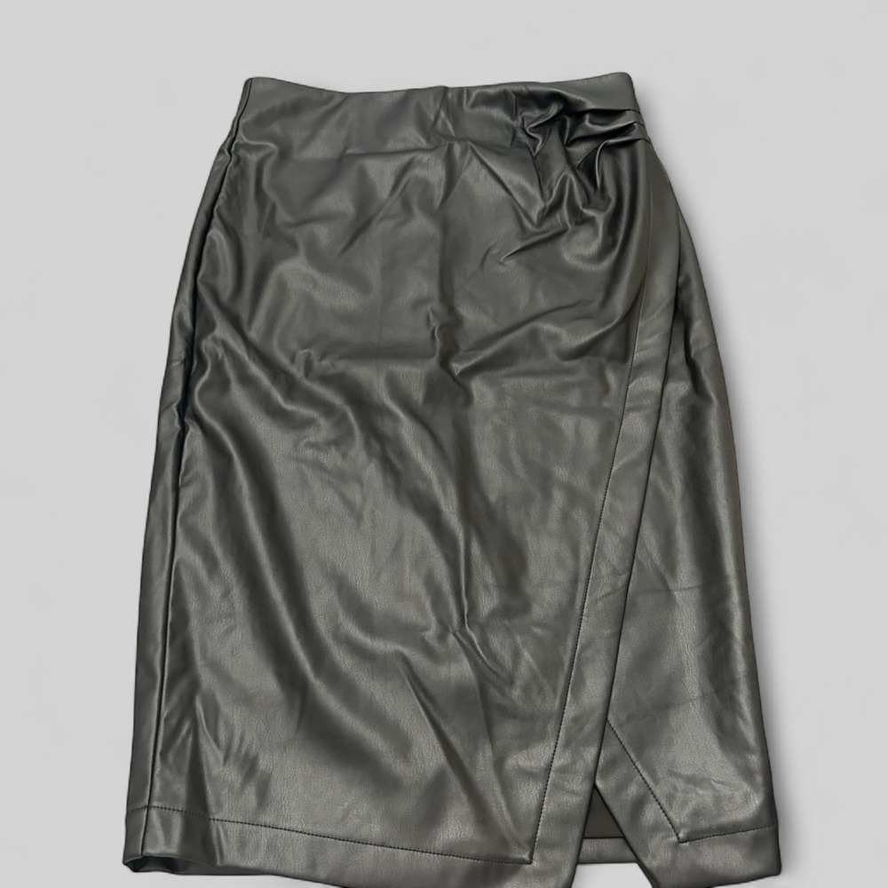 Suzy Shier Elegant Black Faux Leather pencil skirt size medium - Picture 2 of 10